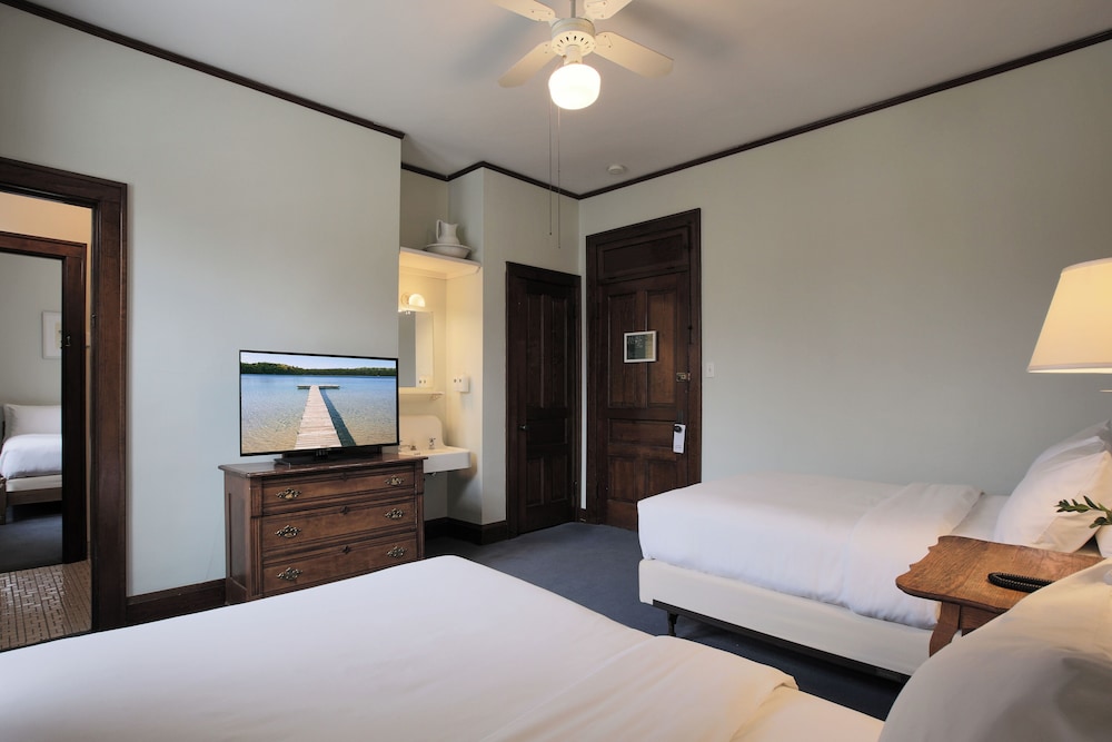 Historic Hotel (Accessible by Stairs) - Two Adjoining Rooms - Four Double Beds - One Bath photo 1