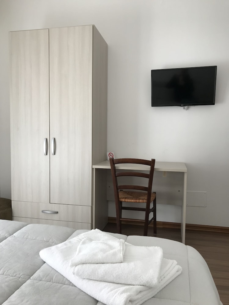 Classic Room, 1 Queen Bed photo 3
