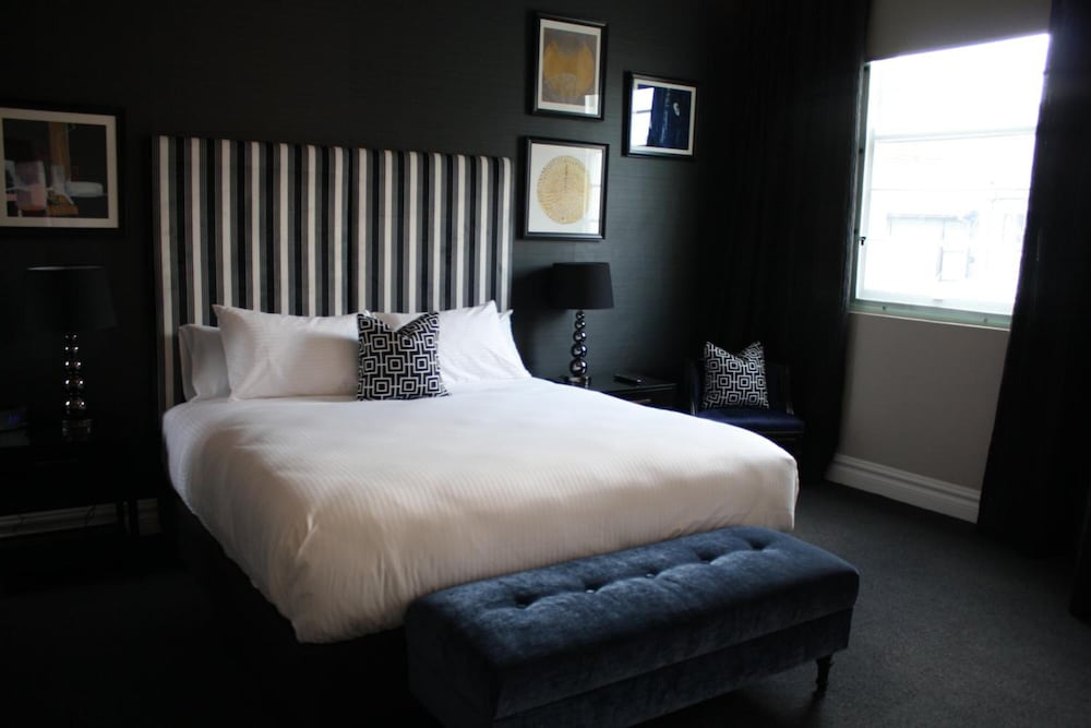 Deluxe Heritage King Suite