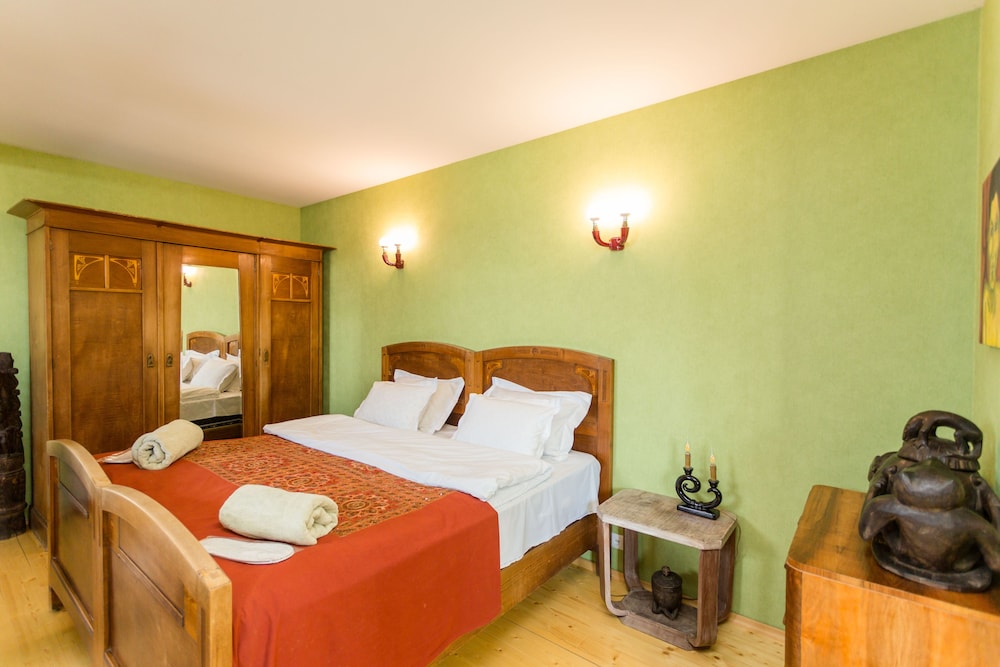 Design Studio Suite, 1 King Bed with Sofa bed, Balcony, City View photo 2