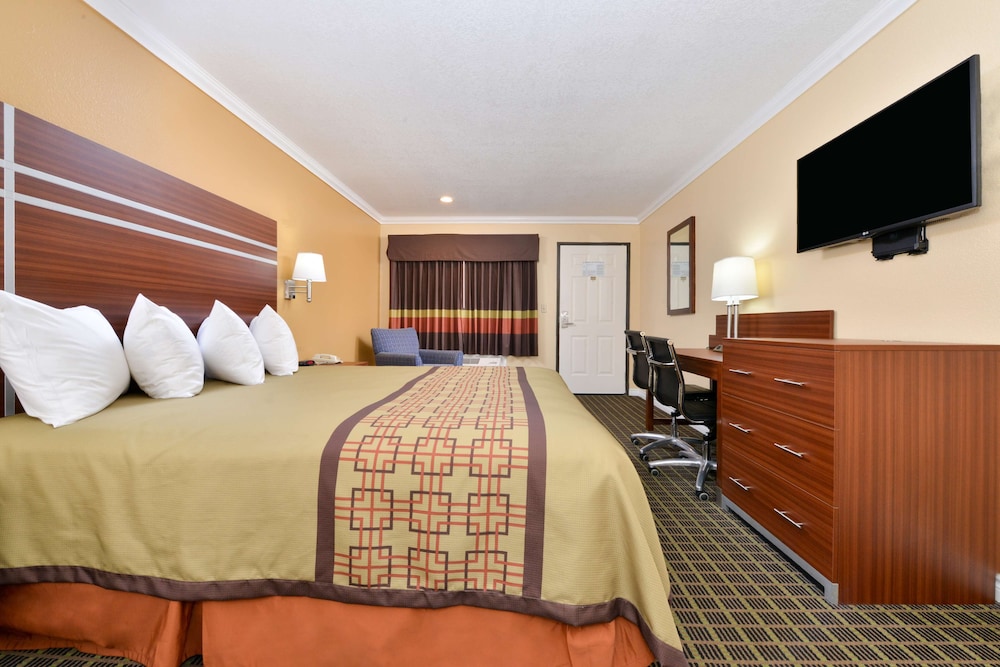 Room, 1 King Bed, Smoking - Photo 2