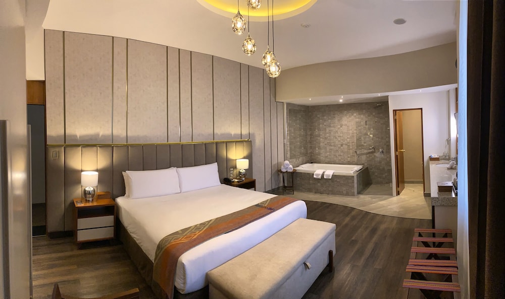 Deluxe Suite, 1 King Bed, Jetted Tub, City View photo 3