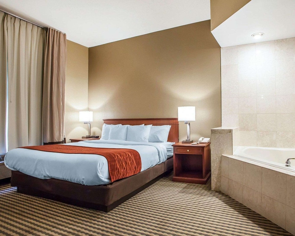 Suite, 1 King Bed, Non Smoking, Hot Tub - Photo 1