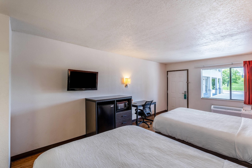 Standard Room, 2 Queen Beds, Non Smoking - Photo 5