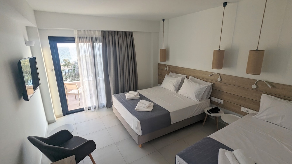 Habitación Triple | Vista Superior a la Piscina y al Mar