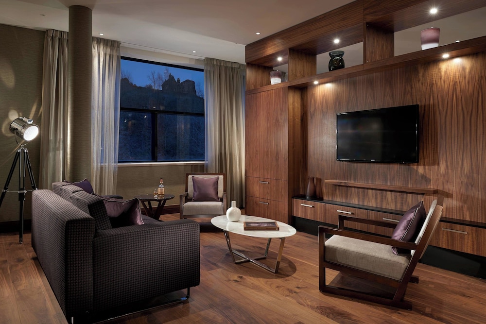 Suite, 1 King Bed, Hill View - Photo 10