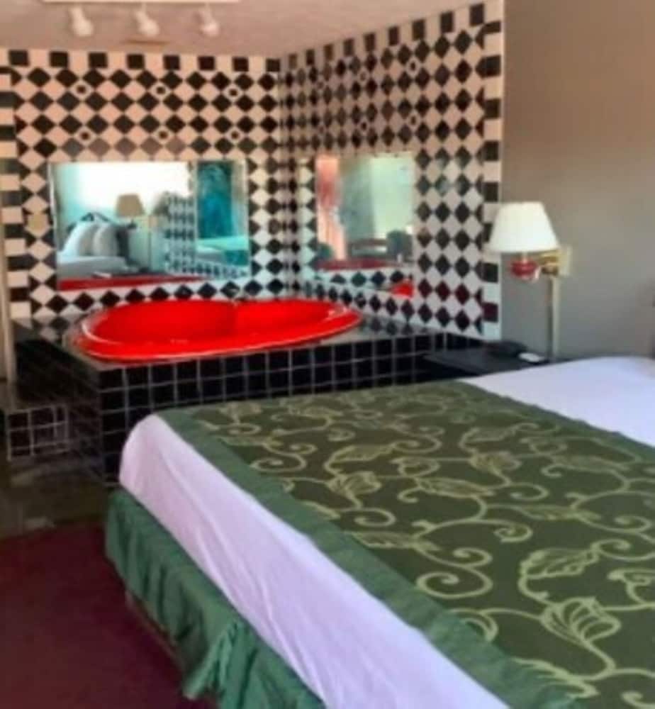 Room, 1 King Bed, Jetted Tub photo 3