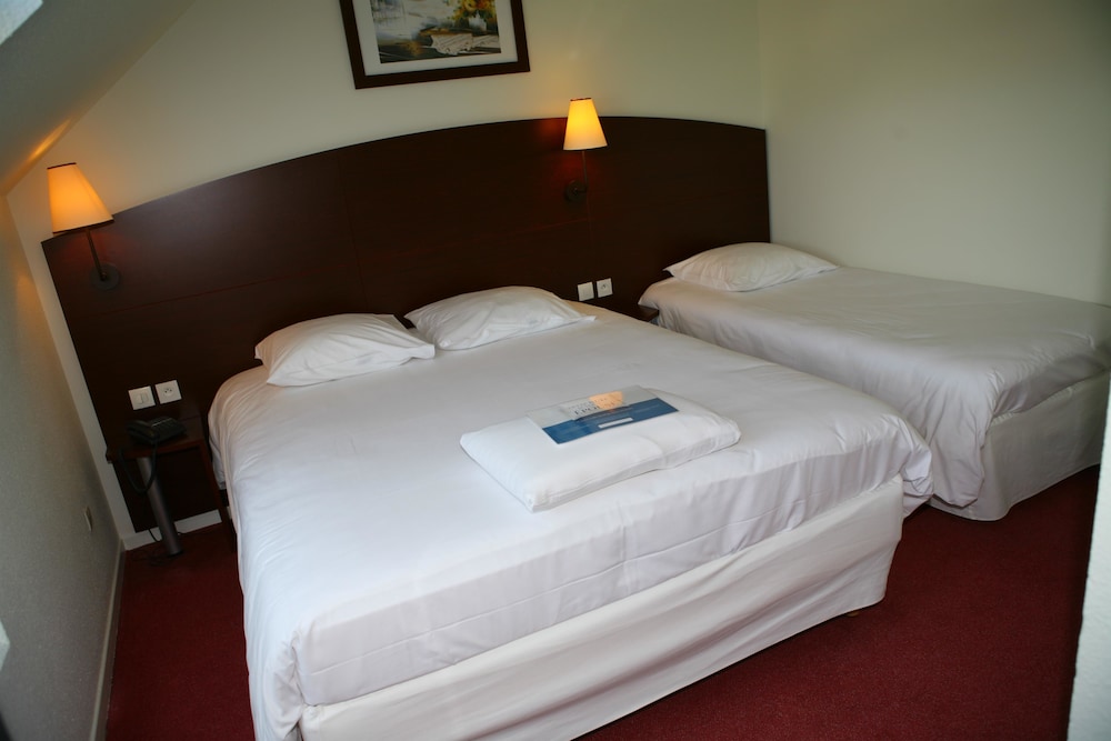 Standard Room, Multiple Beds - Photo 1