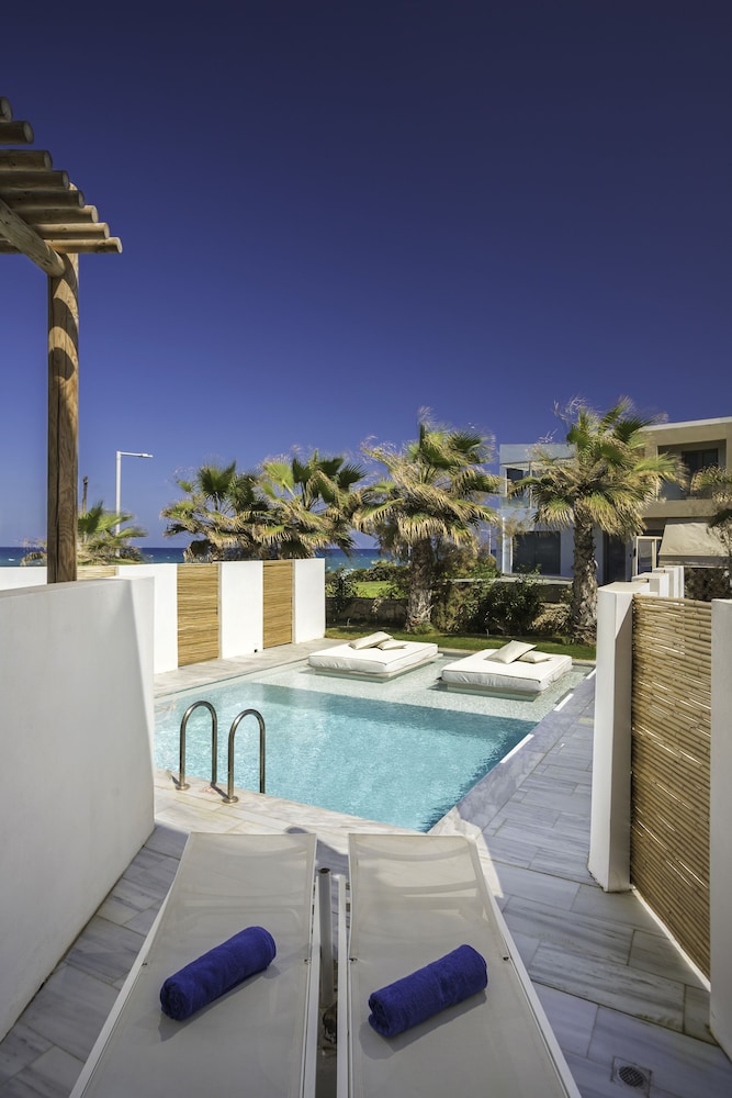 Cool Room with Sharing pool
