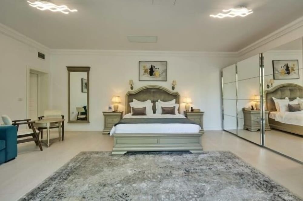 Executive Terrace Room