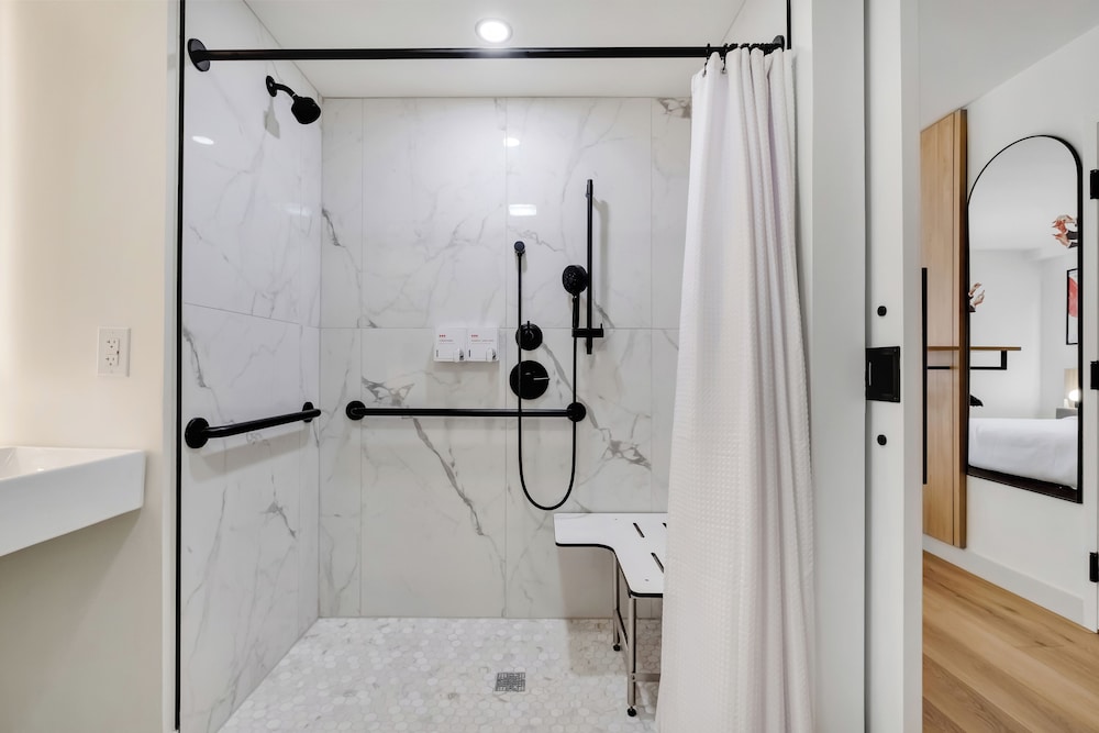 Standard Room, 1 Queen Bed, Accessible - Photo 6