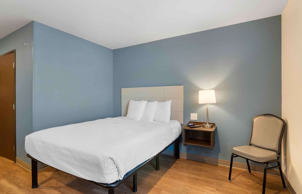 Standard Studio, 1 Queen Bed (Refrigerator & Microwave)
