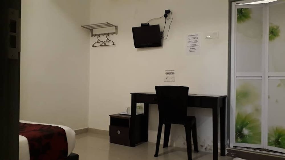 Budget Double Room, No Window photo 3
