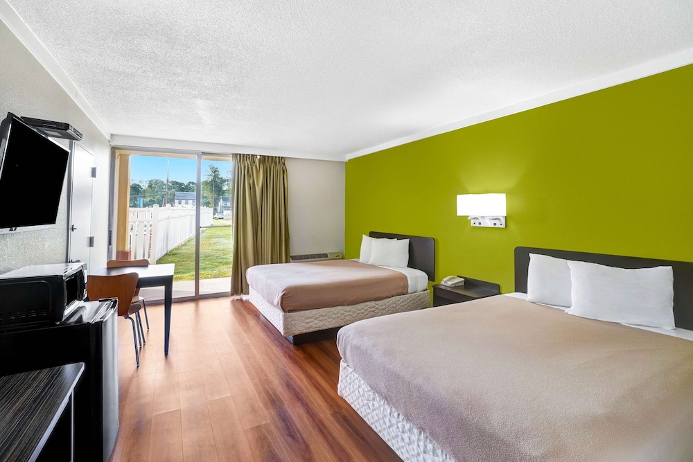 Standard Room, 2 Queen Beds, Non Smoking, Refrigerator & Microwave photo 3