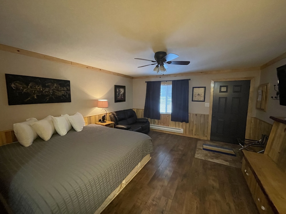 King Bed,  Full Kitchen,  Walk-in Shower photo 2