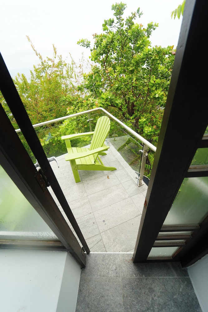 Premium Room, 1 King Bed, Balcony, Ocean View photo 3