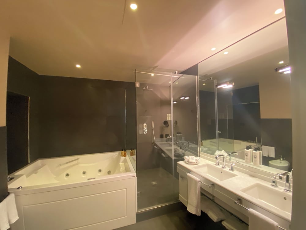 ICONIC TWIN SUITE thumbnail 5