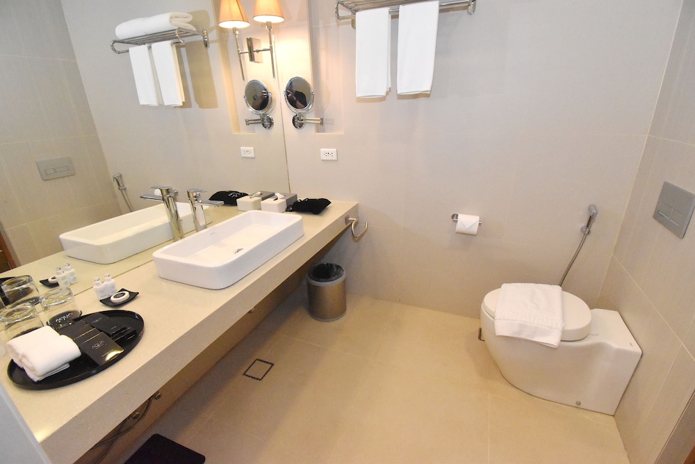 Premier Suite (One Bedroom Pool View) - Photo 5