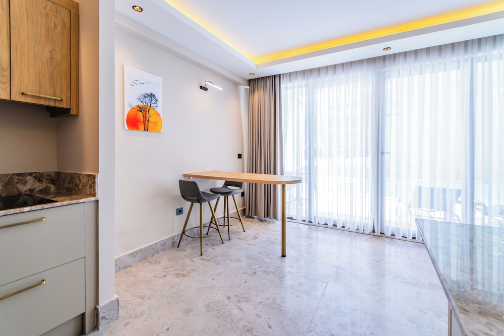 Duplex Swimup Suite - Photo 19