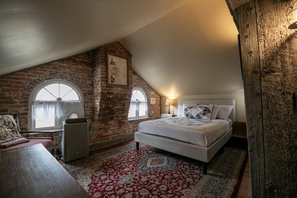 The Reimbold Room, 1 Queen Bed