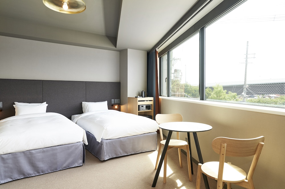 Deluxe Twin with Stacking Bed, Non Smoking (Shower and Bathtub) photo 2
