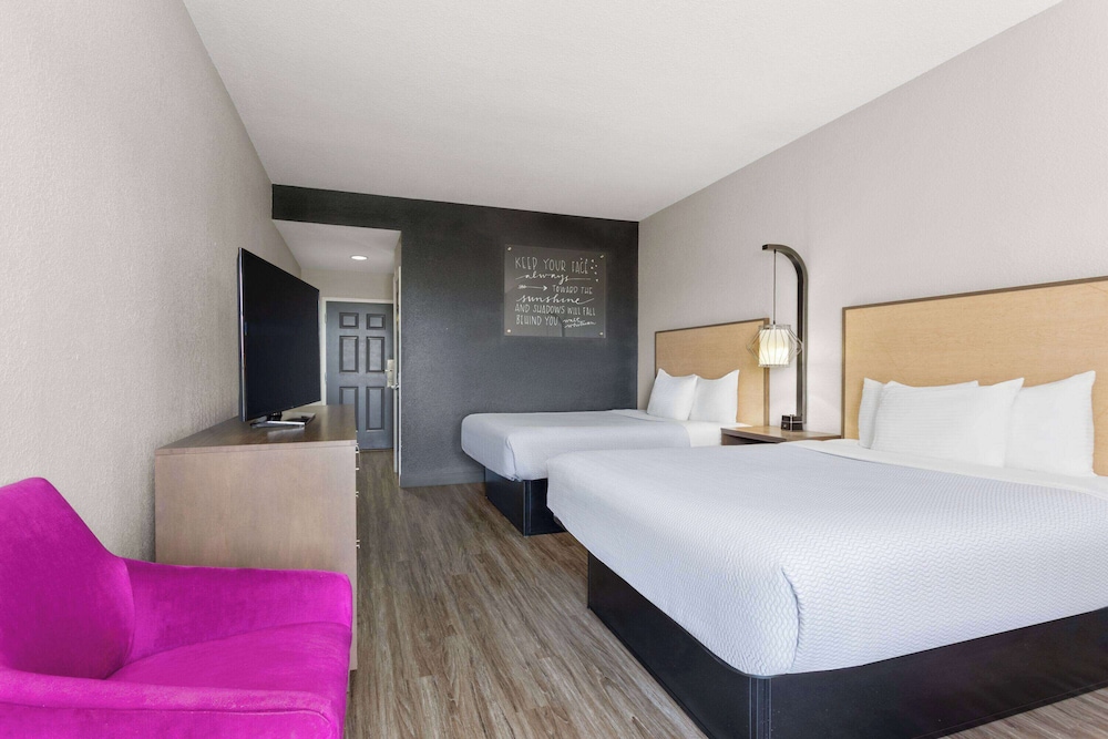 Room, 2 Queen Beds, Non Smoking - Photo 1