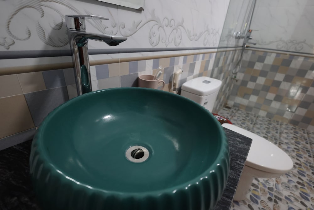 Deluxe Double Room Single Use, 1 King Bed, Private Bathroom, Mountainside photo 3