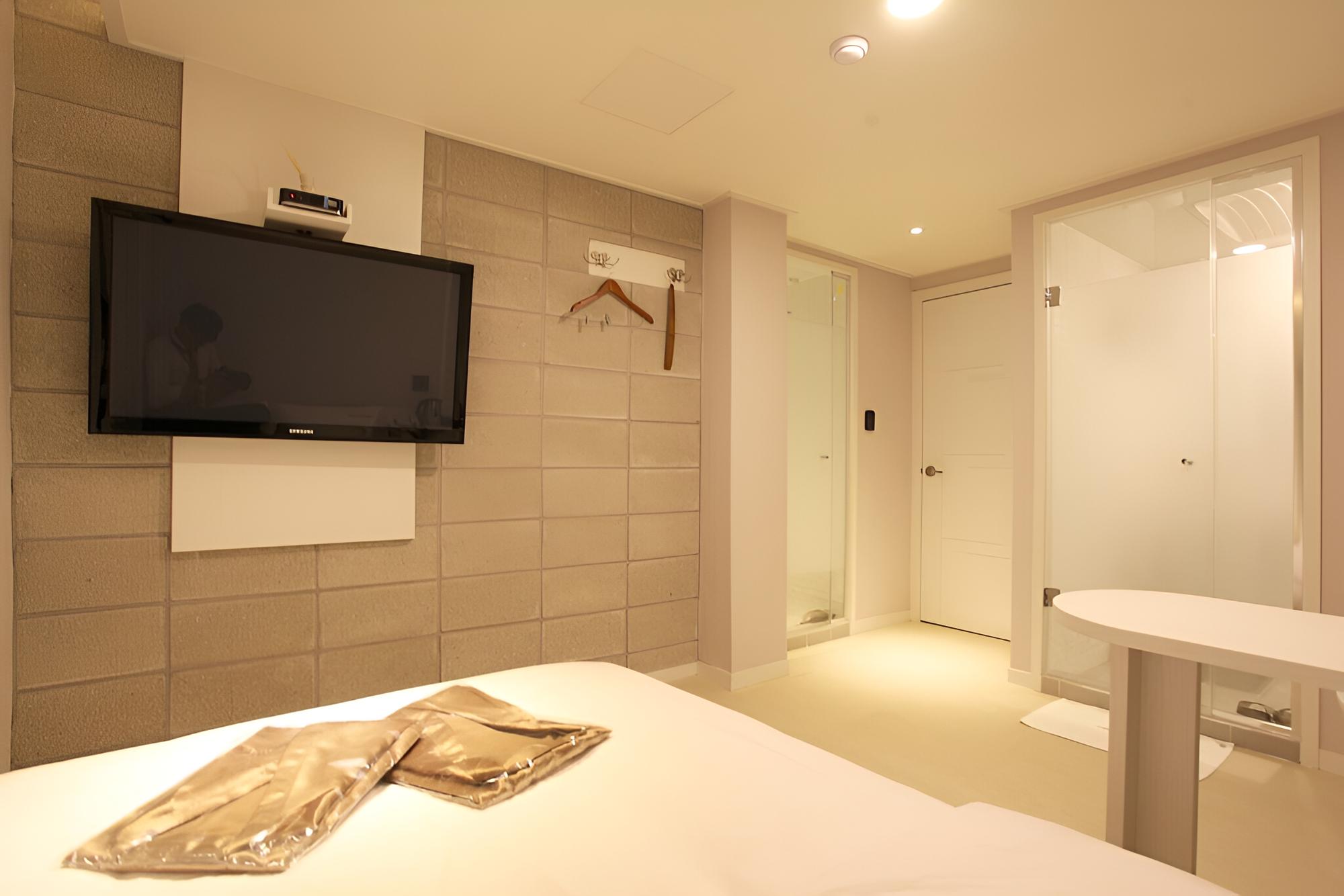 Room (Standard - B (Free Netflix viewing in) - Photo 11