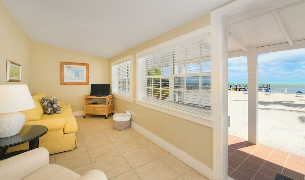 Oceanfront One Bedroom King Cottage photo 3