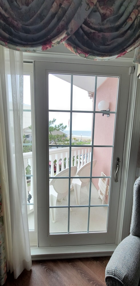Deluxe Suite, 1 King Bed with Sofa bed, Partial Ocean View photo 3