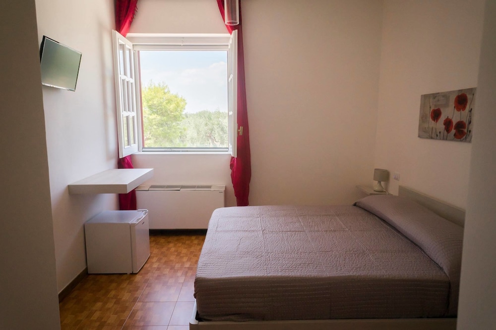 Economy Double Room, 1 Queen Bed, Non Smoking photo 1