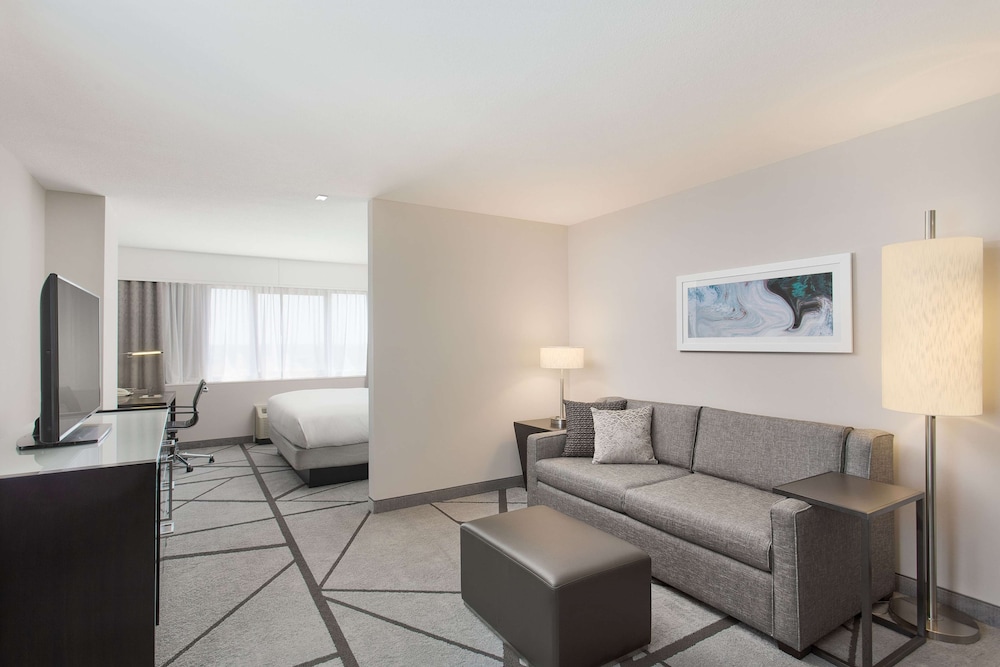 Junior Suite, 1 King Bed, Accessible, Non Smoking (Roll-in Shower) - Photo 5