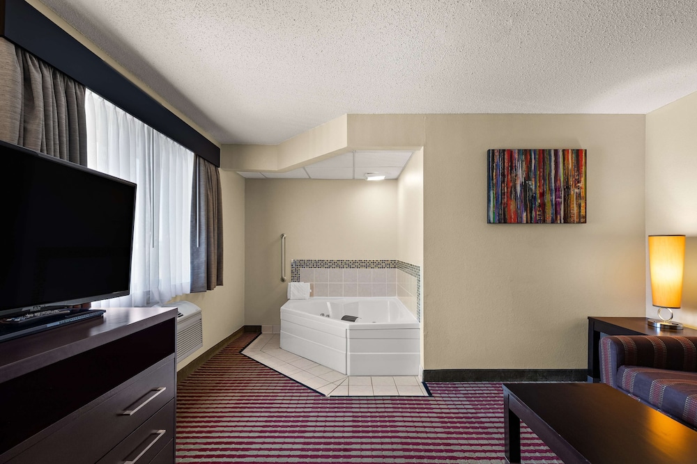 Suite, 1 King Bed, Non Smoking, Jetted Tub (with Sofabed) - Photo 3