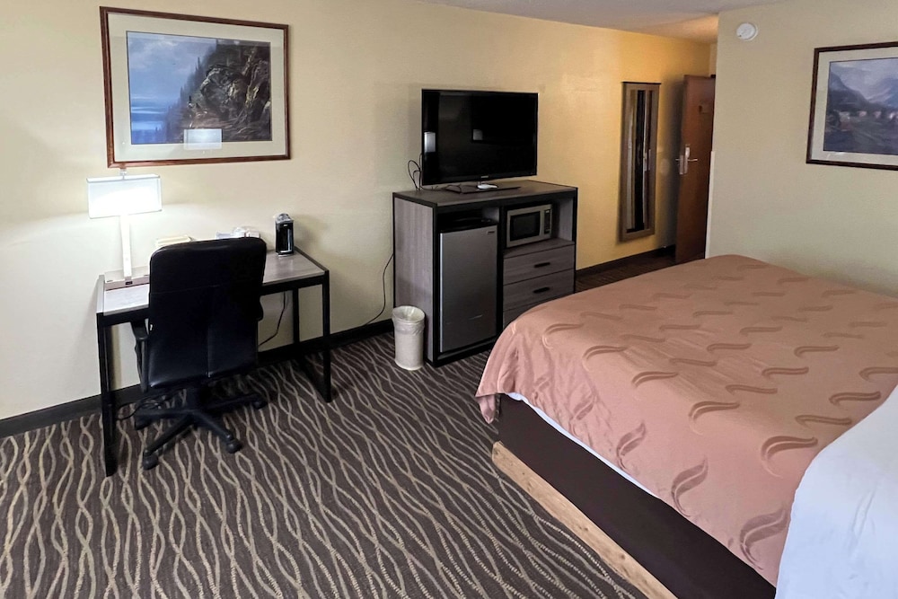 Standard Room, 1 King Bed, Non Smoking - Photo 1