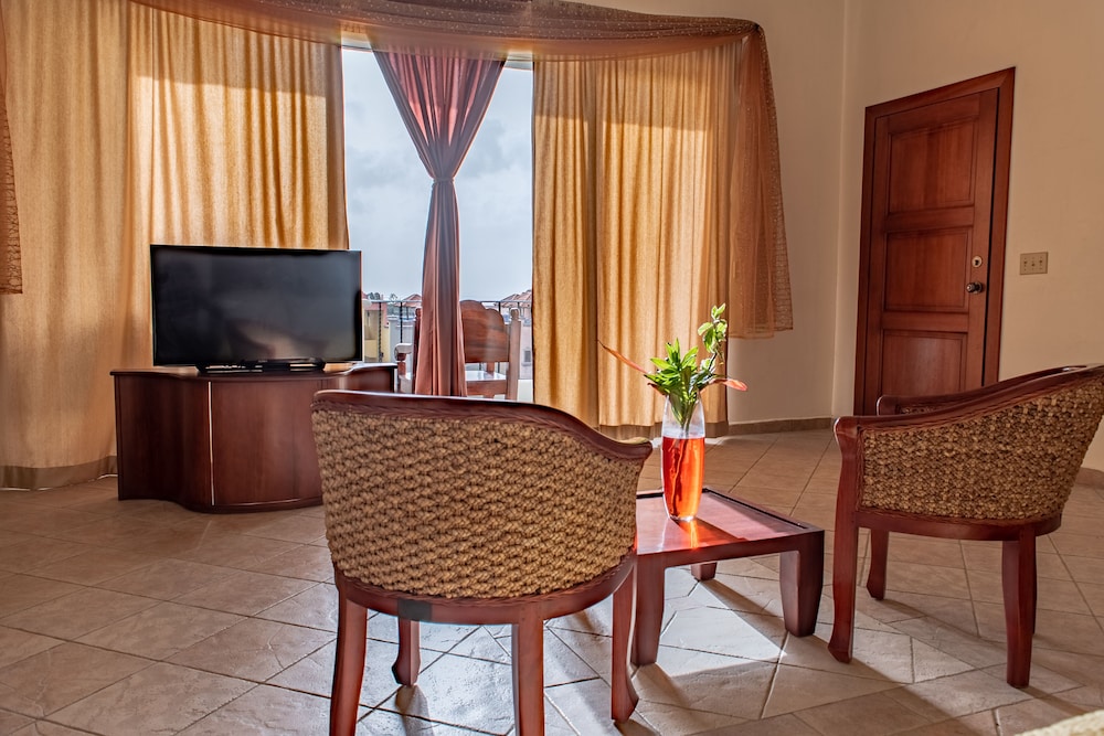 Deluxe Studio Suite, 2 Bedrooms, Ocean View, 4th Floor, No Elevator photo 2