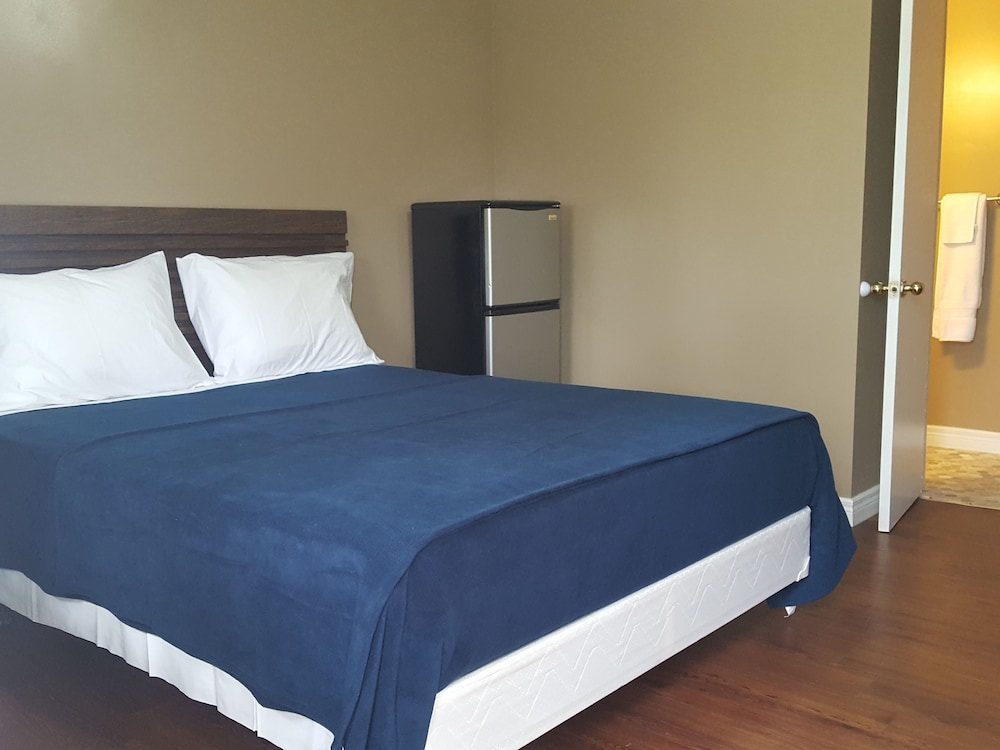 Standard Room, 1 Queen Bed photo 2