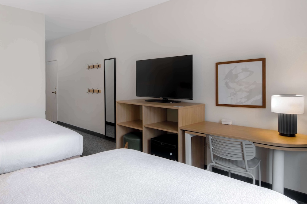 Room, 2 Queen Beds, Accessible, Bathtub (Mobility) photo 3
