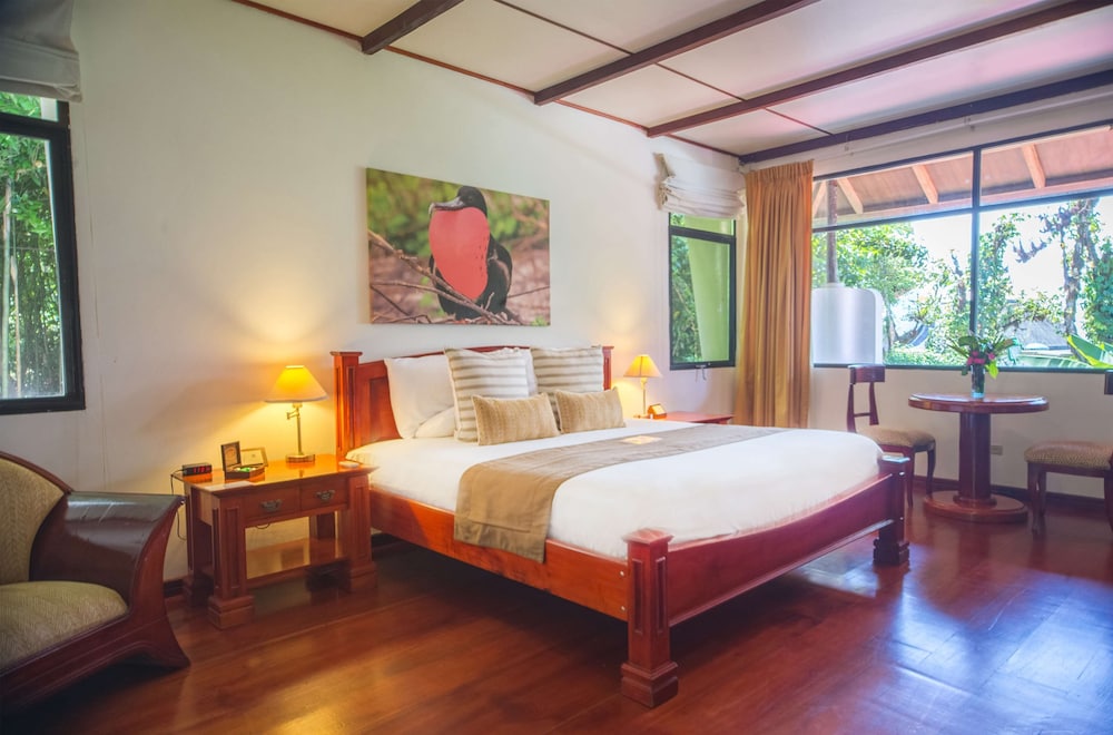 Deluxe Room, 1 King Bed, Accessible (Roll-In Shower) photo 3