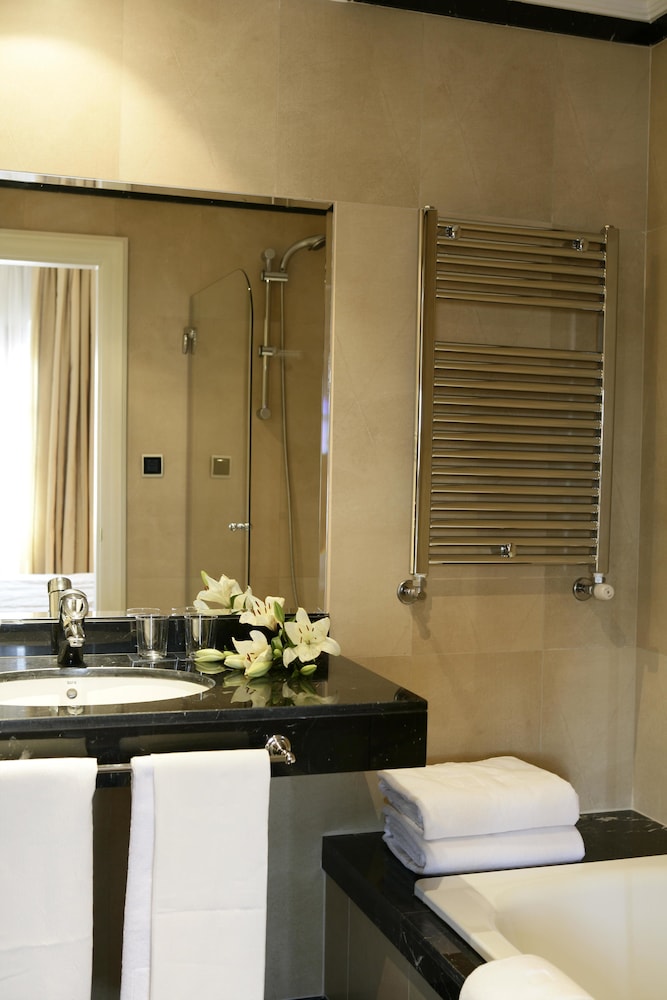 Room, 2 Twin Beds thumbnail 6