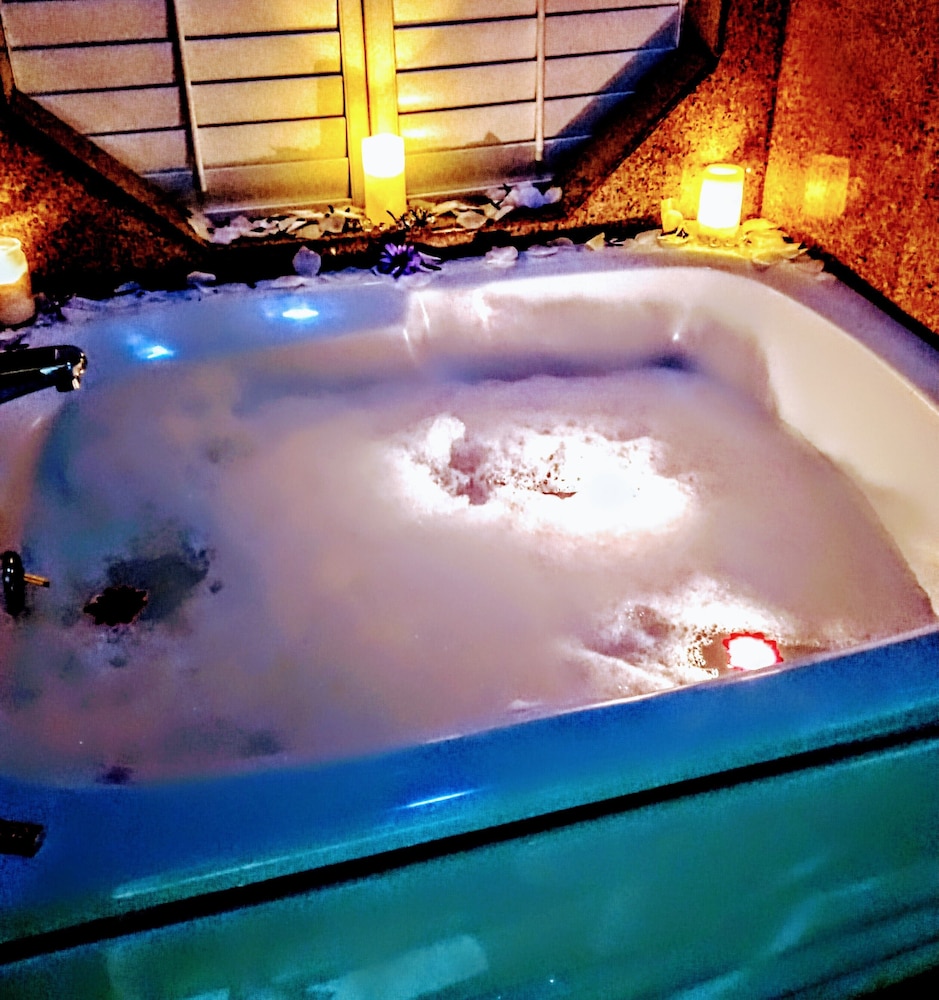 Suite, 1 King Bed, Non Smoking, Jetted Tub - Photo 7