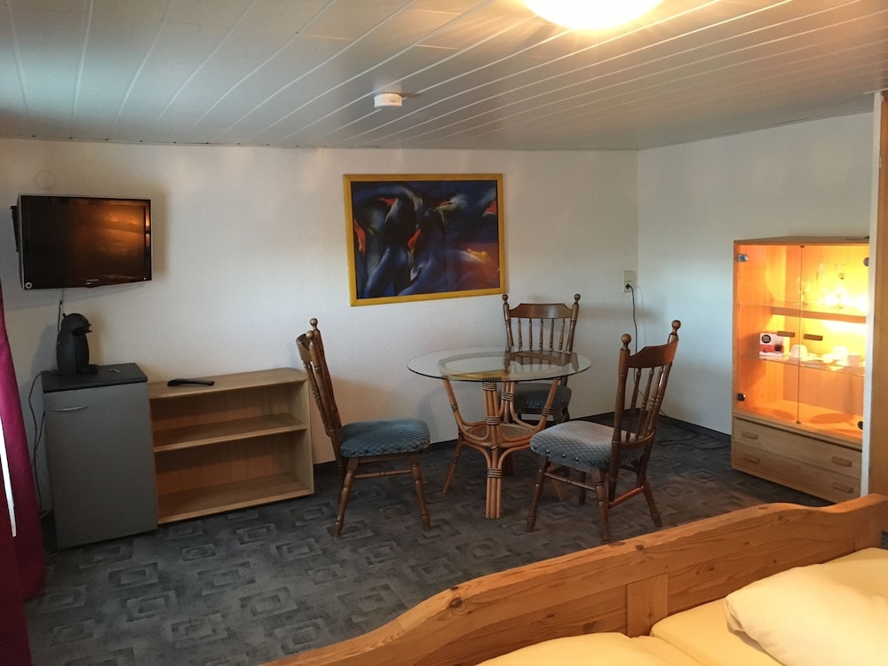 Economy Triple Room photo 2