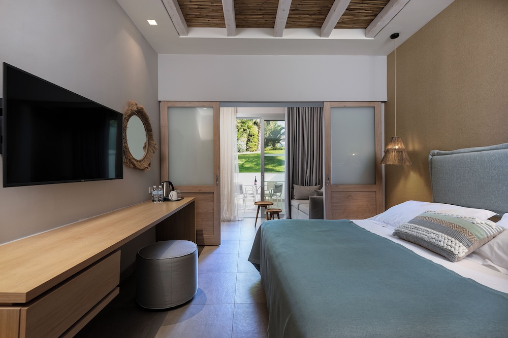 Premium Resort Room Sliding Doors Garden View - Photo 1