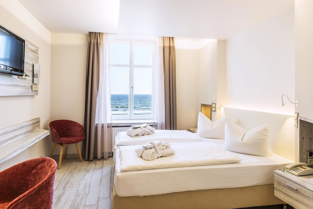 Double Room, Oceanfront thumbnail 6