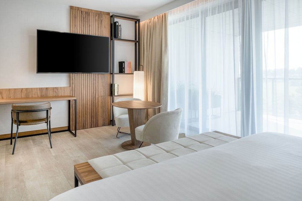 Standard Room, 1 Double Bed, Balcony - Photo 4