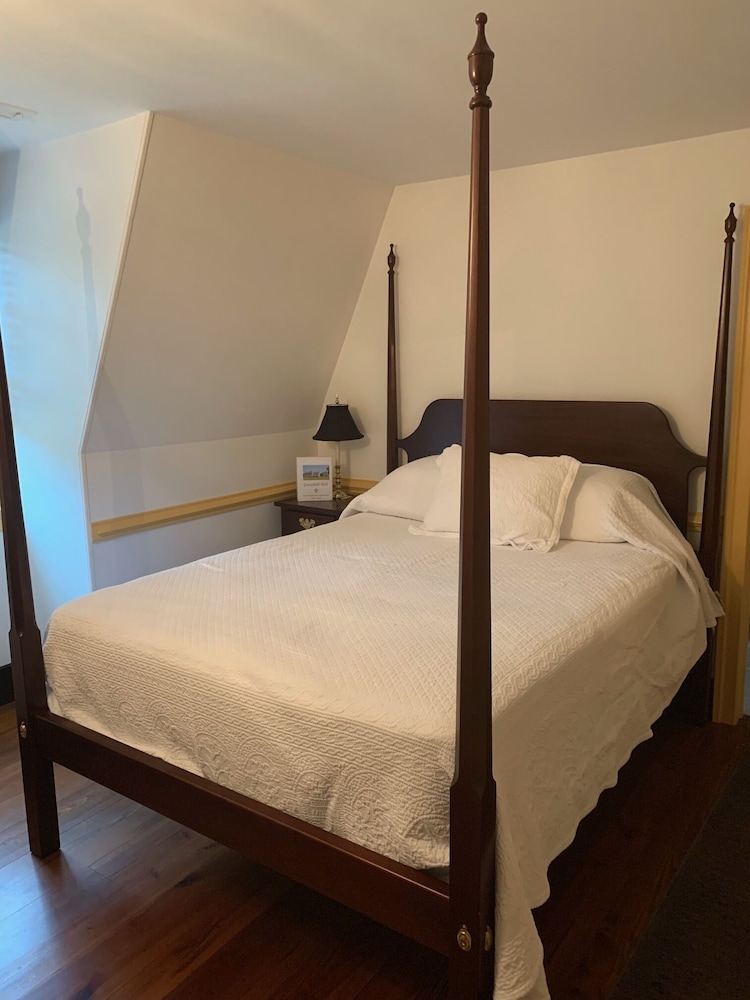 Room, 1 Queen Bed, Private Bathroom (Peach Room)