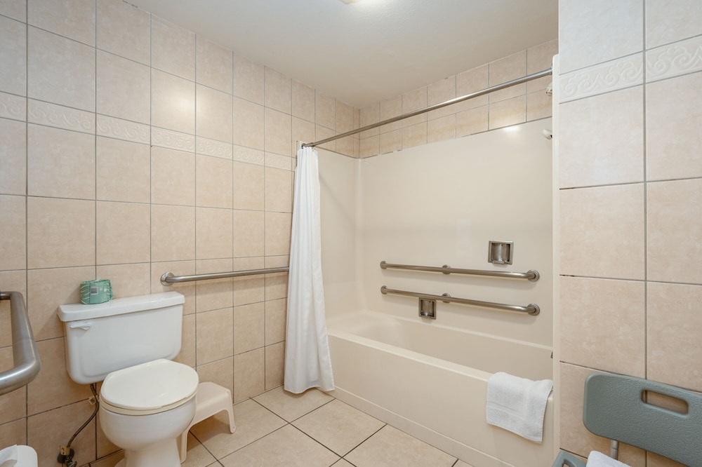 Superior Quadruple Room, Accessible, Private Bathroom (ADA- 2 Queens) photo 3