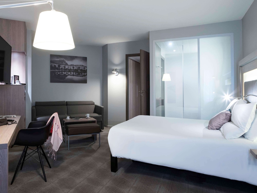Executive Double Room, 1 Queen Bed with Sofa bed thumbnail 6
