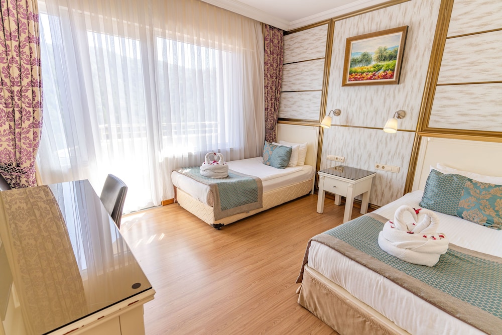 Deluxe Triple Room, Balcony, Partial Lake View photo 2