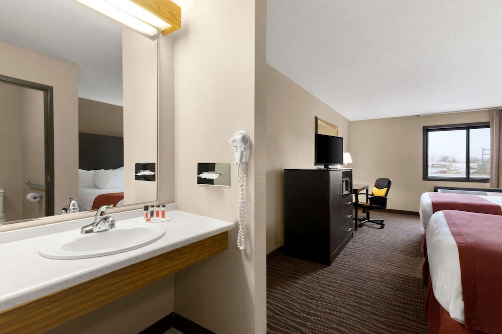Room, 2 Queen Beds, Non Smoking photo 2