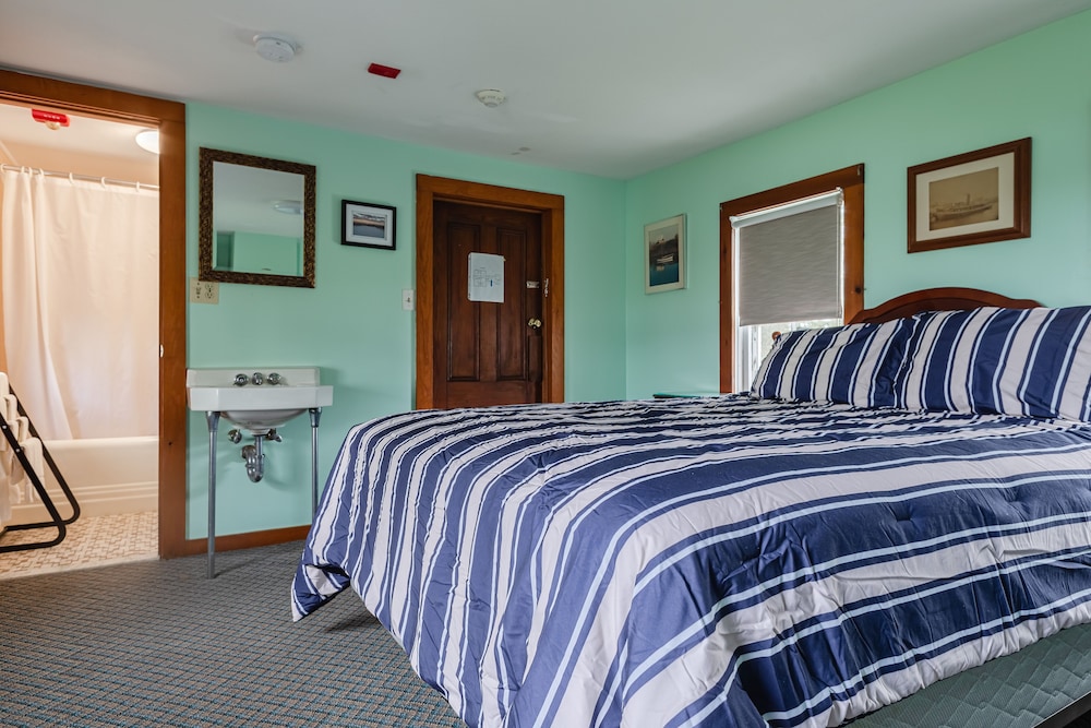 Room, 1 Queen Bed, Private Bathroom (#56 Annex Building) photo 2